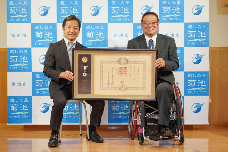 賞状を持ち、江頭市長と写真に映る黒田さんの画像
