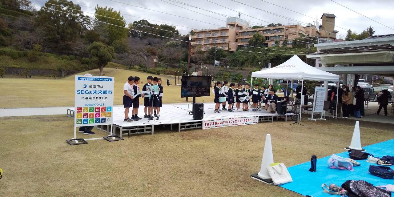 旭志小学校のステージ発表の写真