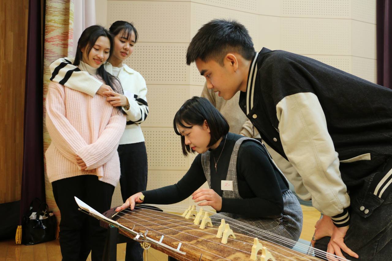 三味線を体験するようす