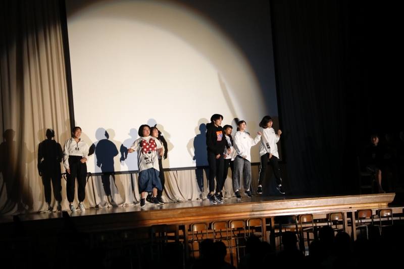 演劇の中でダンスの披露をする中学生の画像