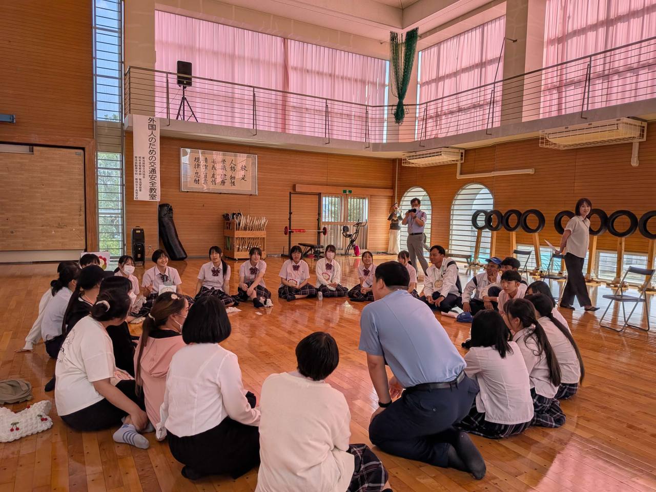 円になって話す様子