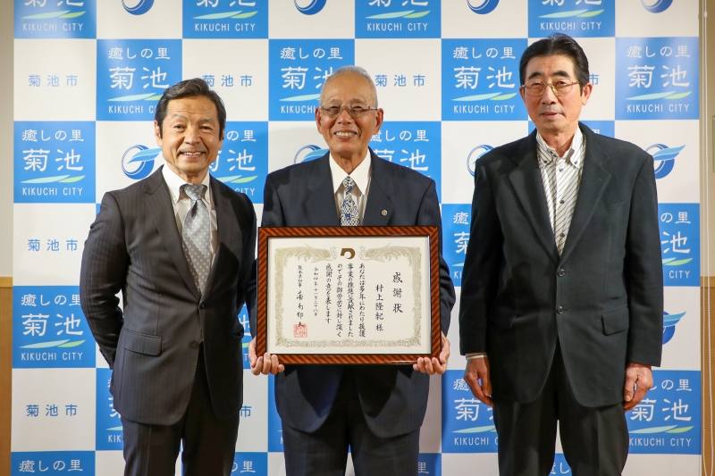江頭市長と村上さん(中央)、市遺族会会長の松岡さん(右)の写真