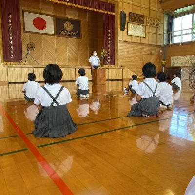 全校朝会の様子の写真