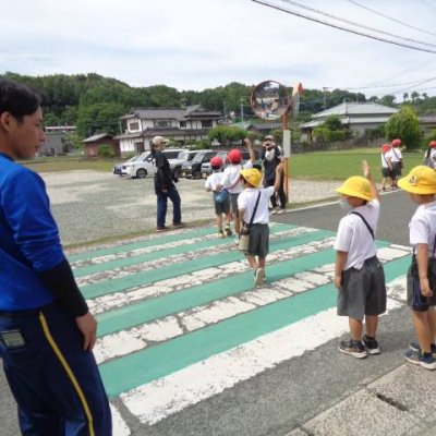 横断歩道を渡る