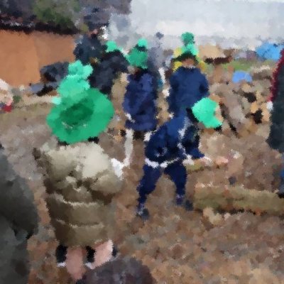 緑の少年団が「炭焼き」を体験している画像