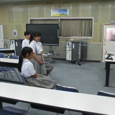 劇を演じる