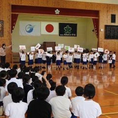 １年生が自己紹介と好きな食べ物を発表しました