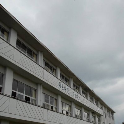 台風接近中の校舎の画像