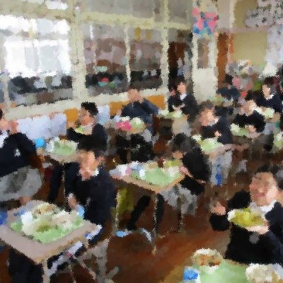 おいしい給食を口いっぱいに頬張る北小っ子の画像