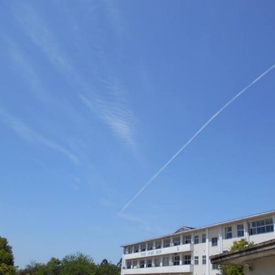 澄み切った空にはしる一筋の飛行機雲の画像