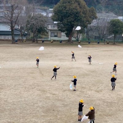 凧あげを楽しむ1年生の写真