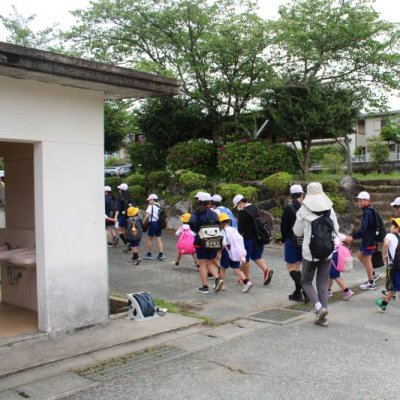 １年生の手をひく６年生