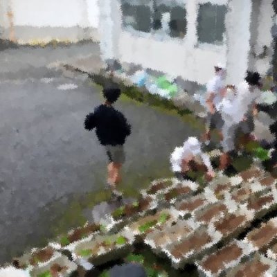 花とどんぐり委員会のみんながプランターに花を植えている1枚目の画像