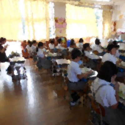 低学年の給食時間1枚目の画像