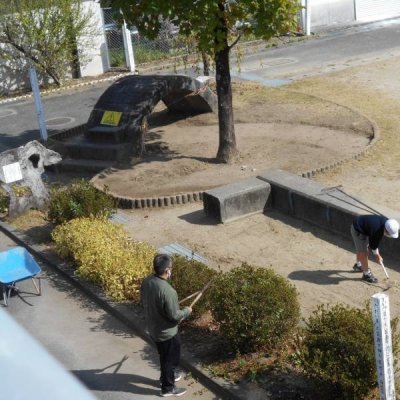 草取りを行っている画像