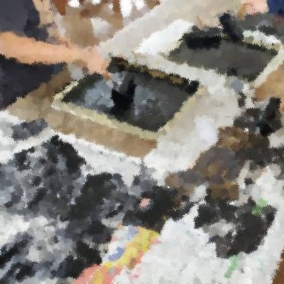 版画を刷っている3年生の画像