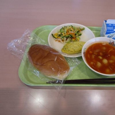 ミルクパン、ミネストローネ、ナッツサラダ、ほうれん草オムレツの画像
