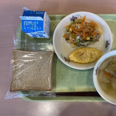 黒糖パン、ラビオリスープ、トマトオムライス、にんじんサラダの画像