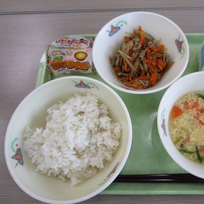 豚丼、卵スープ、豆乳プリンタルトの画像