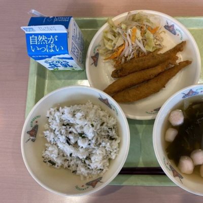 わかめごはん、はんぺん汁、ししゃもフライ、ごま酢あえの画像