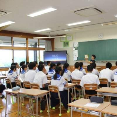 受験生へのメッセージを込めた読み聞かせの様子