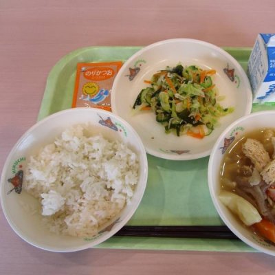 麦ごはん、じゃがいものそぼろ煮、ごまじゃこサラダ、ふりかけの画像