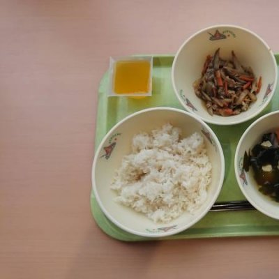 豚丼、すまし汁、手作りみかんゼリーの画像