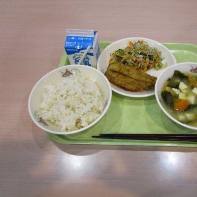 麦ごはん、豆腐のみそ汁、いわしのかばやき、ゆかり和えの画像