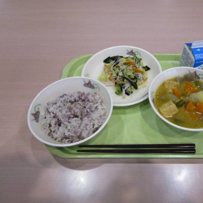 ゆかりごはん、厚揚げのみそ煮、春雨の酢の物の画像