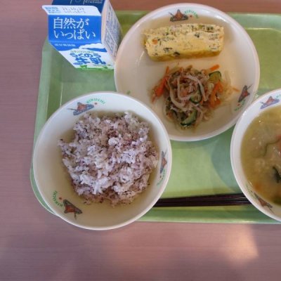 ゆかりごはん、ご汁、千草焼、ごま酢あえの画像