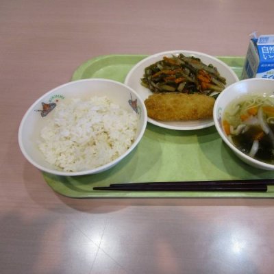 麦ごはん、ふしそうめん汁、イカフライ、茎わかめきんぴらの画像