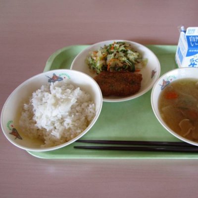 麦ごはん、豚汁、ホキフライ、キャベツの昆布あえの画像