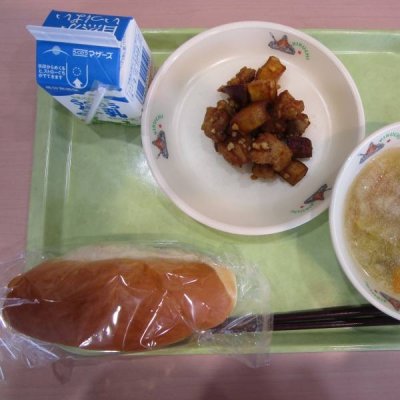 ミルクパン、白菜ときのこのスープ、とり肉とさつまいもの上げがらめの画像