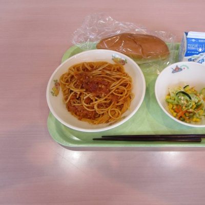 ミルクパン、ミートスパゲティ、アスパラサラダの画像
