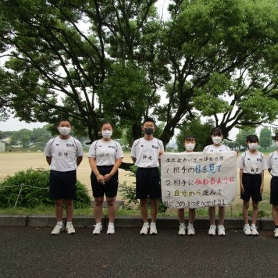 あいさつ運動を行っている生徒会の画像