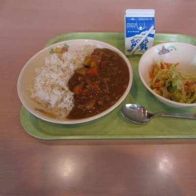 麦ごはん、チキンカレー、こんにゃく寒天のサラダの画像