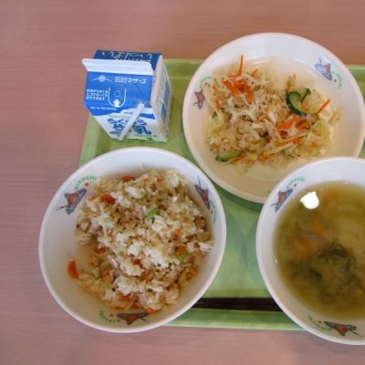こぎつねご飯、あおさのみそ汁、切り干し大根のごまサラダ、ぶどうゼリーの画像