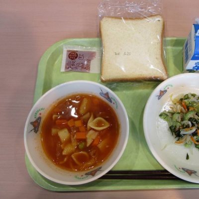 食パン、ミネストローネ、海藻サラダ、いちごジャムの画像