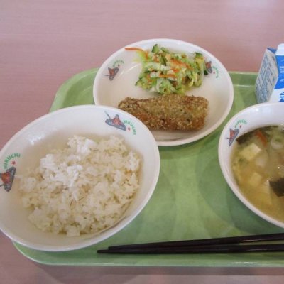 麦ごはん、豆腐のみそ汁、ホキ天玉揚げ、アーモンド和え添えの画像