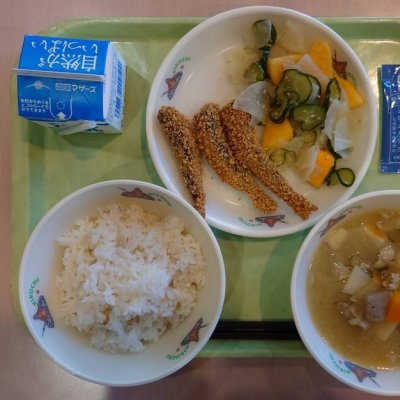豚汁、いわしのカリカリフライ、柿なます、牛乳、麦ごはんの画像