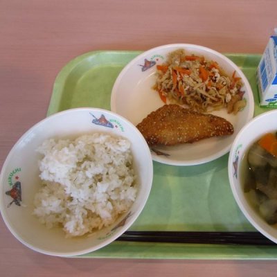 麦ごはん、みそ汁(じゃが芋)、あじごまフライ、切り干し大根の煮物の画像