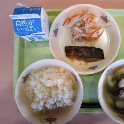 麦ごはん、雑煮、ぶりの照り焼き、紅白なますの画像