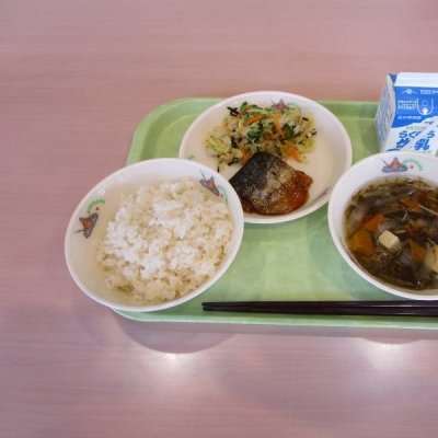 麦ごはん、もずく汁、さば照焼、キャベツのごま昆布あえの画像