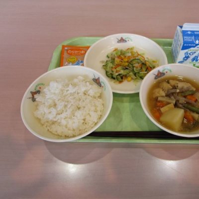 麦ごはん、じゃがいものそぼろ煮、ごまじゃこサラダ、ふりかけ(のりかつお)の画像
