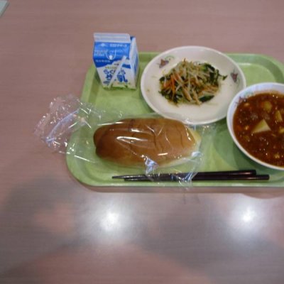 ミルクパン、チリコンカン、海藻サラダの画像