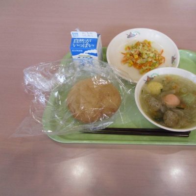 揚げパン、野菜団子スープ、人参サラダの画像