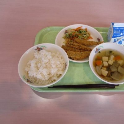 麦ごはん、けんちん汁、いわしカリカリフライ、おかかあえの画像
