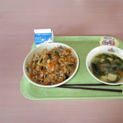 豚キムチ丼、わかめスープ、ムースの画像