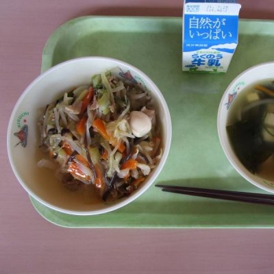 中華丼、わかめスープの画像