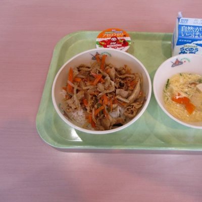 ピリ辛スタミナ丼、卵スープ、アセロラゼリーの画像